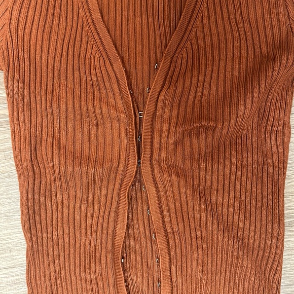 Abercrombie Rust Front Clasp Tee - Picture 2 of 3